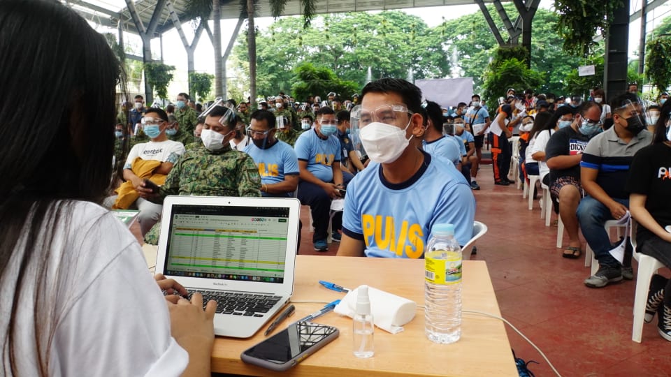 Tagalog Photos: Mahigit 2k Taal first responder, evacuee, binakunahan kontra COVID-19