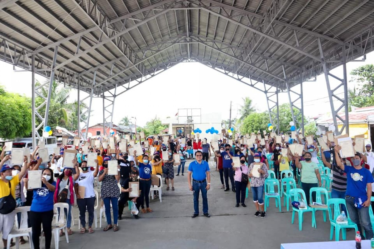 PIA - Titulo Ng Lupa, Ipinagkaloob Sa 174 Benepisyaryo Ng LGU Calapan