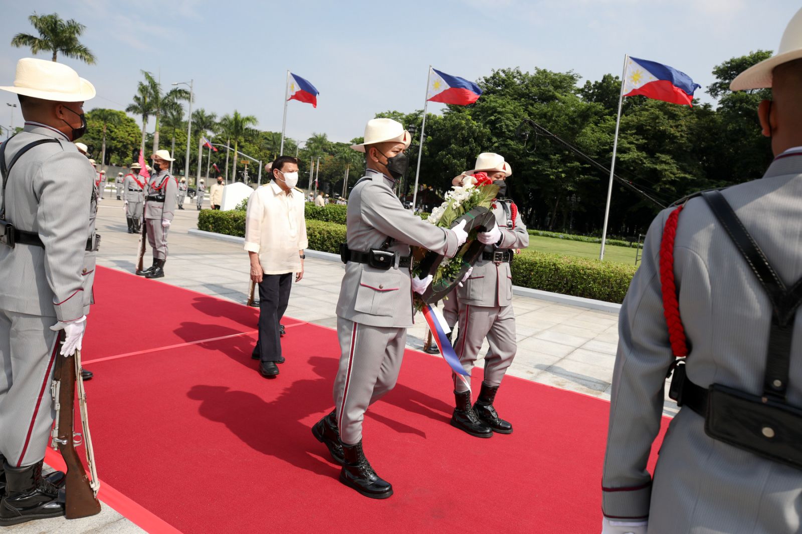 PRRD leads the wreath-laying ceremony at the Rizal Monument
