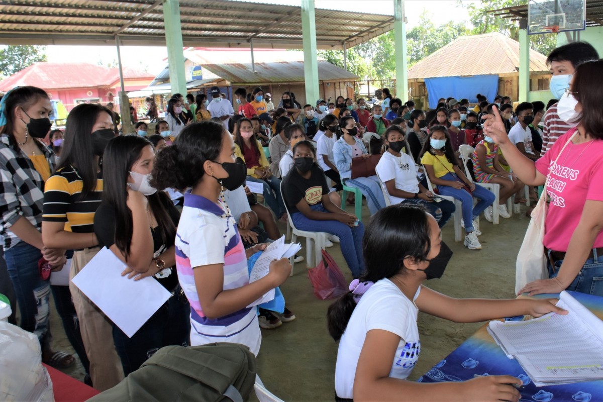 PIA - Negrense IP students get educ assistance