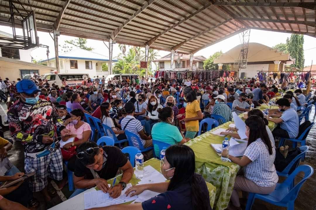 Pilar quake-affected families receive emergency housing assistance