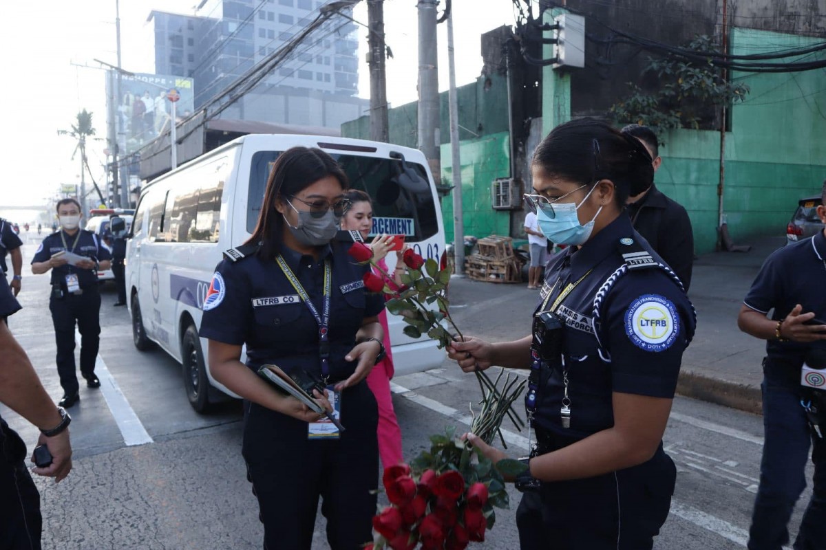 PIA - LTFRB, Naghandog Ng Red Roses Sa Mga Commuters Ngayon Valentine’s Day