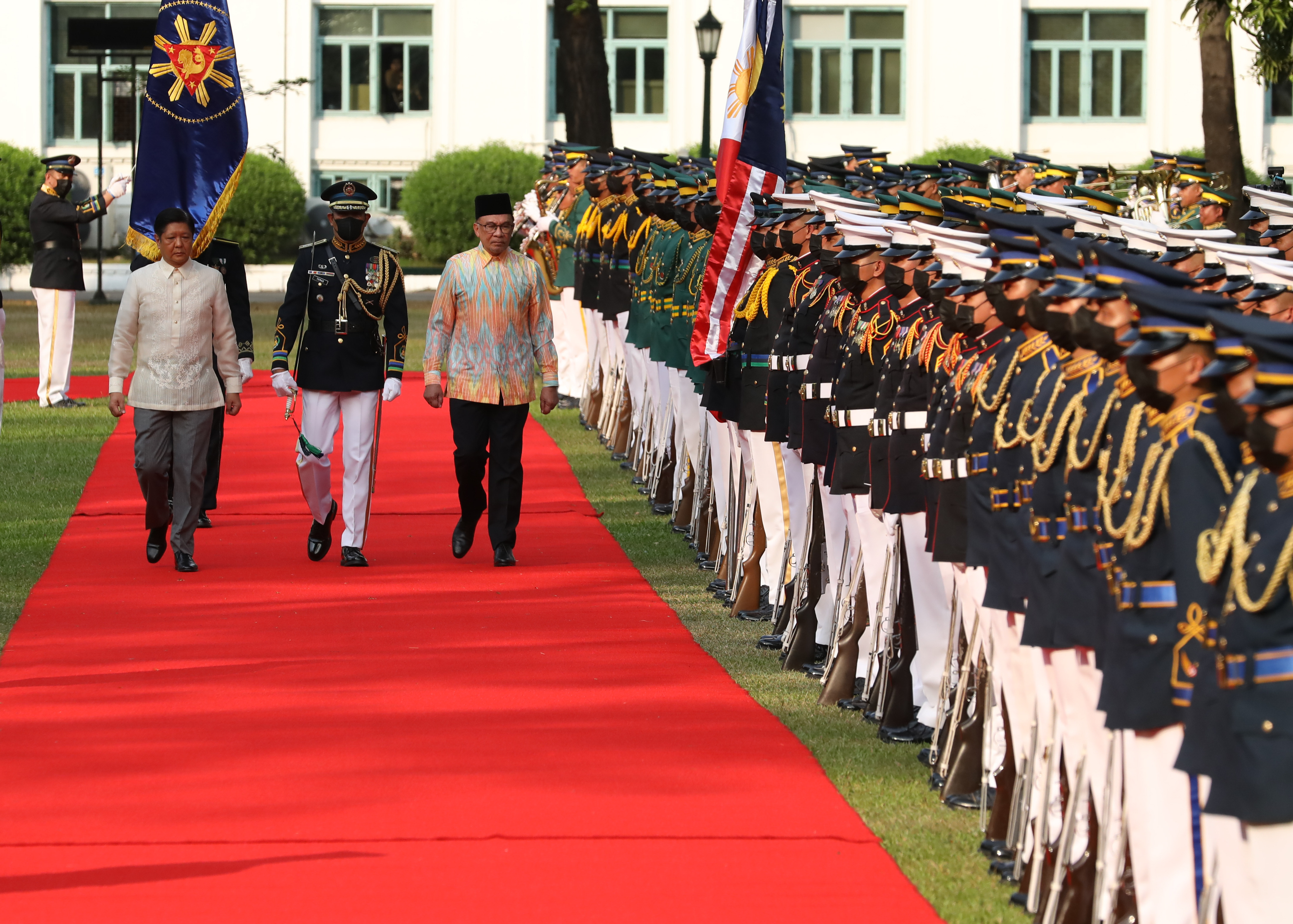 Prime Minister Anwar Ibrahim of Malaysia arrives at the Kalayaan Grounds in Malacañan Palace