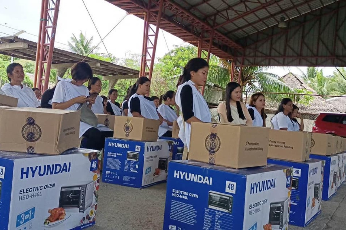 PIA - TESDA Romblon Nagbigay Ng Mga Toolkits Sa Mga Iskolar Sa Isla Ng ...