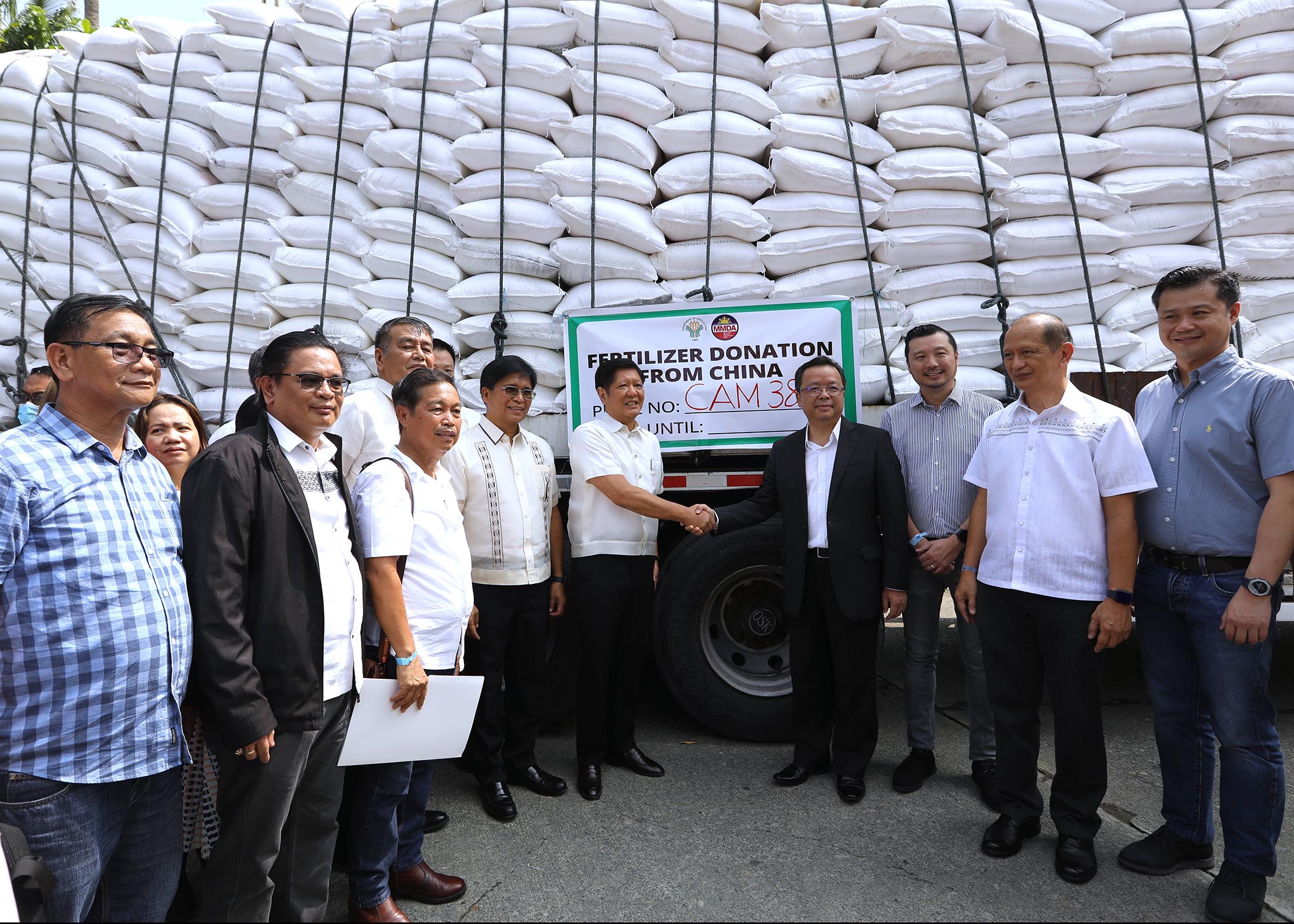Ceremonial turnover of the fertilizer donation from the People's Republic of China