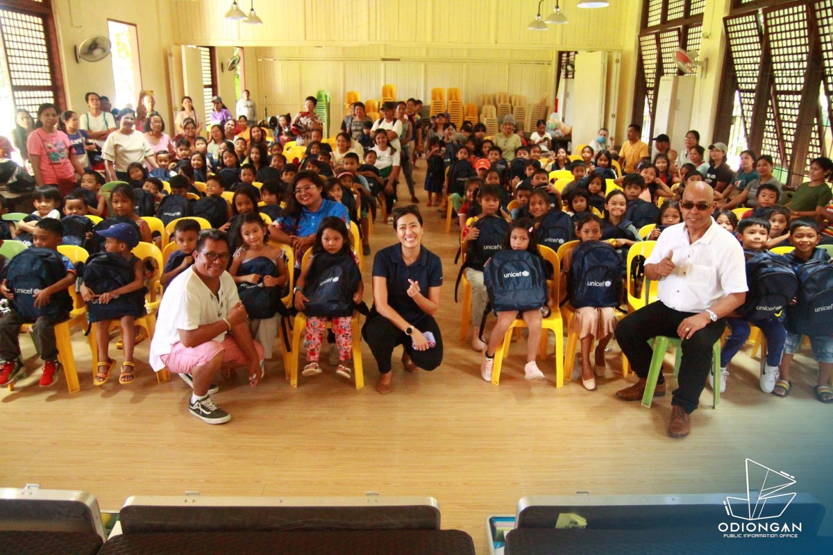 Pia Unicef Nag Donate Ng Learner Kits Sa Mga Mag Aaral Ng Odiongan 8866